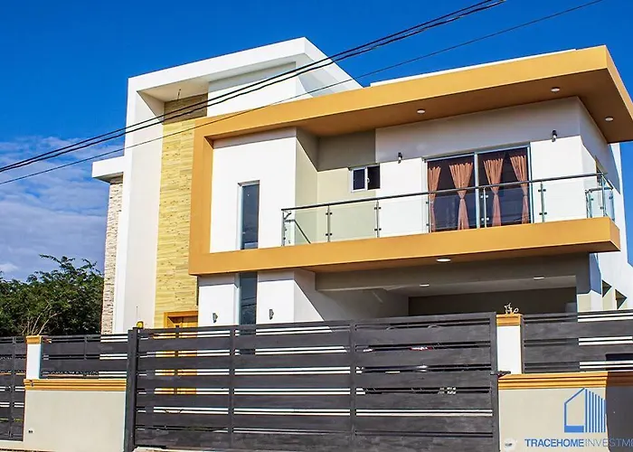 5 Star Villa Minutes From Airport And Beaches