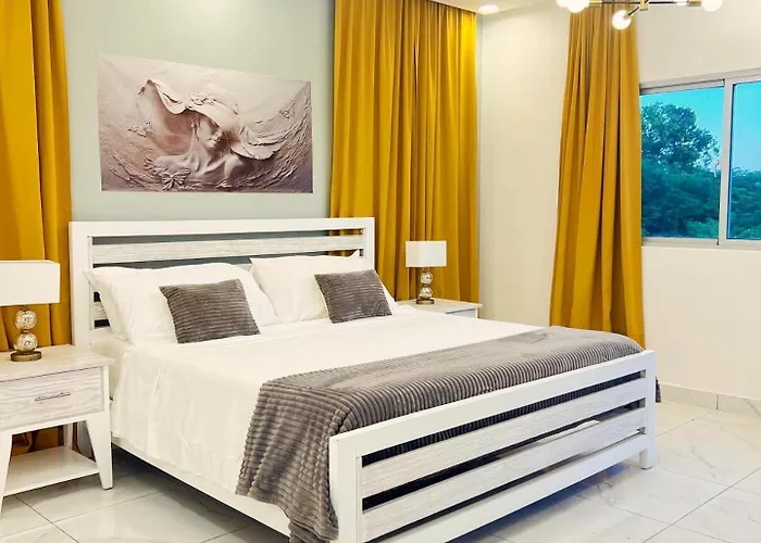5 Star Villa Minutes From Airport And Beaches